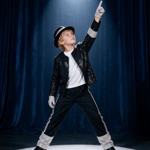 Boys' Black and White Color-block Sequin Patchwork Performance Costume Set, Including Top, Pants, Hat, and Gloves, Suitable for Carnivals, Halloween, Stage Performances, Cosplay, Birthdays, and Various Parties
